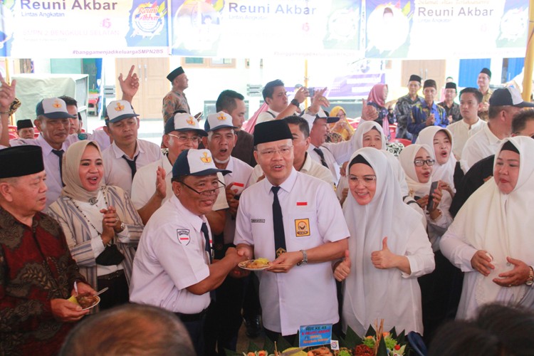 Reuni Akbar SMPN 2 Bengkulu Selatan, Gubernur Bengkulu dan Kepala Dinas Gunakan Seragam Sekolah