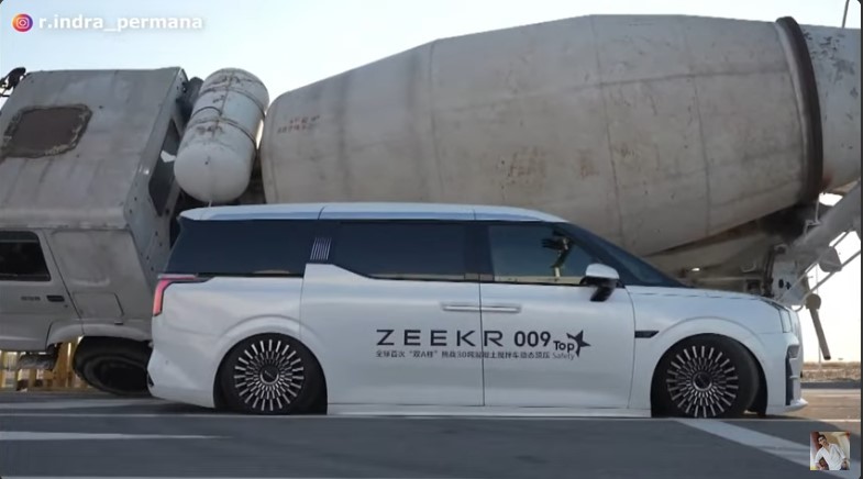 Buat Toyota Alphard Minder! MPV ZEEKR 009 Tetap Kokoh Ditimpa Truk Molen