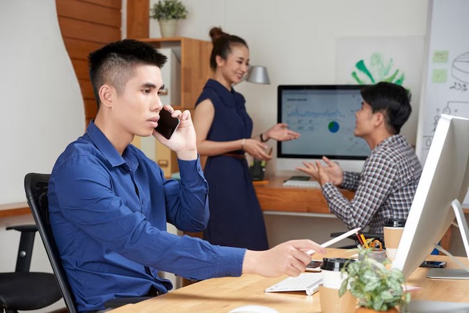 Menjalin Hubungan Asmara dengan Teman Sekantor? Boleh, Tapi Ini Risikonya