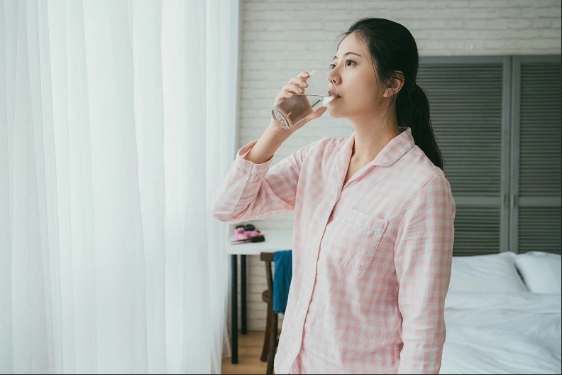 Minum Air Putih Saat Perut Kosong Sangat Dianjurkan, Berikut Manfaatnya Bagi Kesehatan 