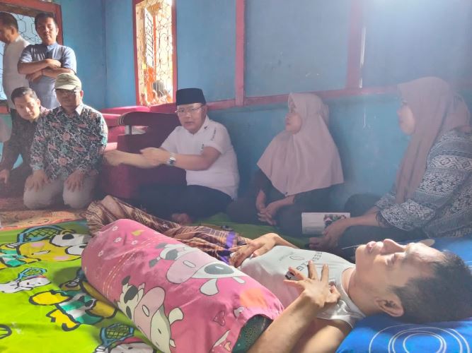 Warga Seluma yang Sakit Didatangi Gubernur Bengkulu, Berikan Santunan, Siap Kawal Pengobatan Hingga Sembuh 