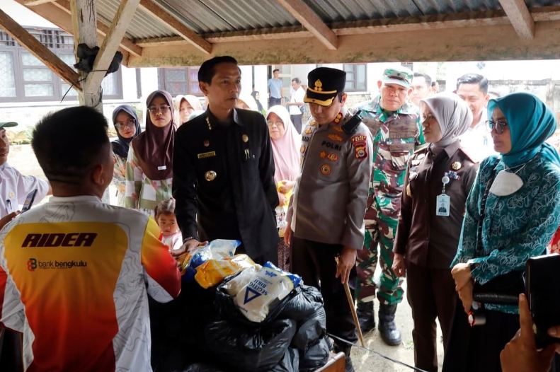Bupati Kaur Resmi Buka Pasar Murah Ramadan di Kaur Selatan, Harga Sembako Diskon hingga 20 Persen