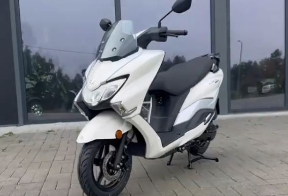 Suzuki Burgman Street 125 EX, Motor Berteknologi Tinggi, Mampukah Libas Honda PCX dan Yamaha NMax?