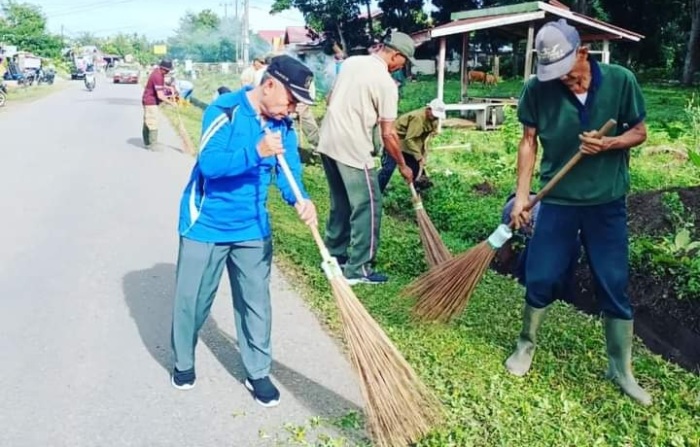 Jaga Kebersihan Lingkungan, TNI dan Warga Goro Bersama