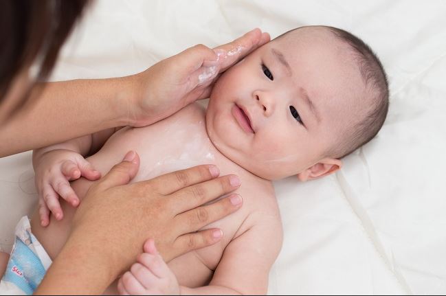 Ibu Muda Wajib Tahu! Ini Tips Memilih Produk Perawatan Kulit untuk Bayi agar Sehat