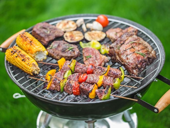 Bakar-bakar Ikan Ayam dan Jagung Sudah Selesai, Ini Tips Mudah Membersihkan Alat Panggangan Setelah BBQ