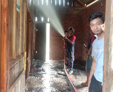 BREAKING NEWS: Gegara Puntung Rokok, Rumah Warga Desa Tanggo Raso Dilalap Api