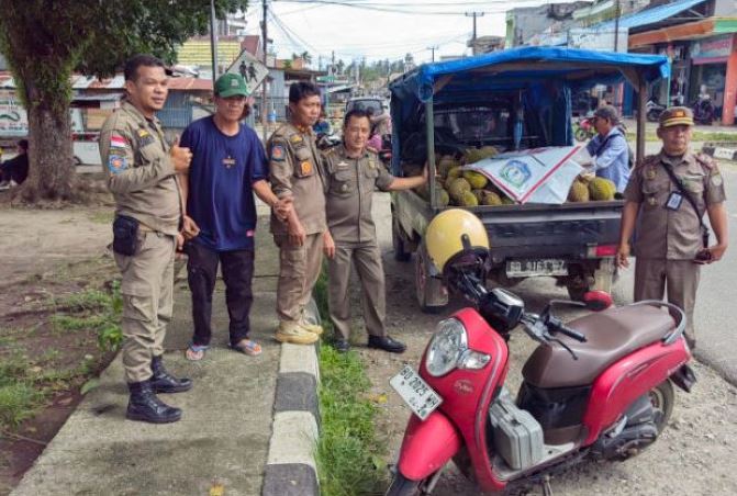 Tak Mau Pindah! Pedagang Buah di Alun-alun Bintuhan Diangkut Satpol PP Kaur