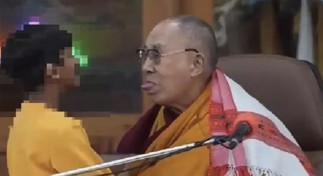 Kontrovesi Ciuman dan Lidah Dalai Lama ke Bocah Berujung Permintaan Maaf