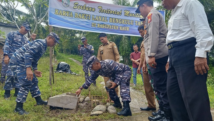 Bangun Jalan Rabat Beton, Prajurit TNI AL 'Serbu' Desa Parda Suka Kabupaten Kaur 