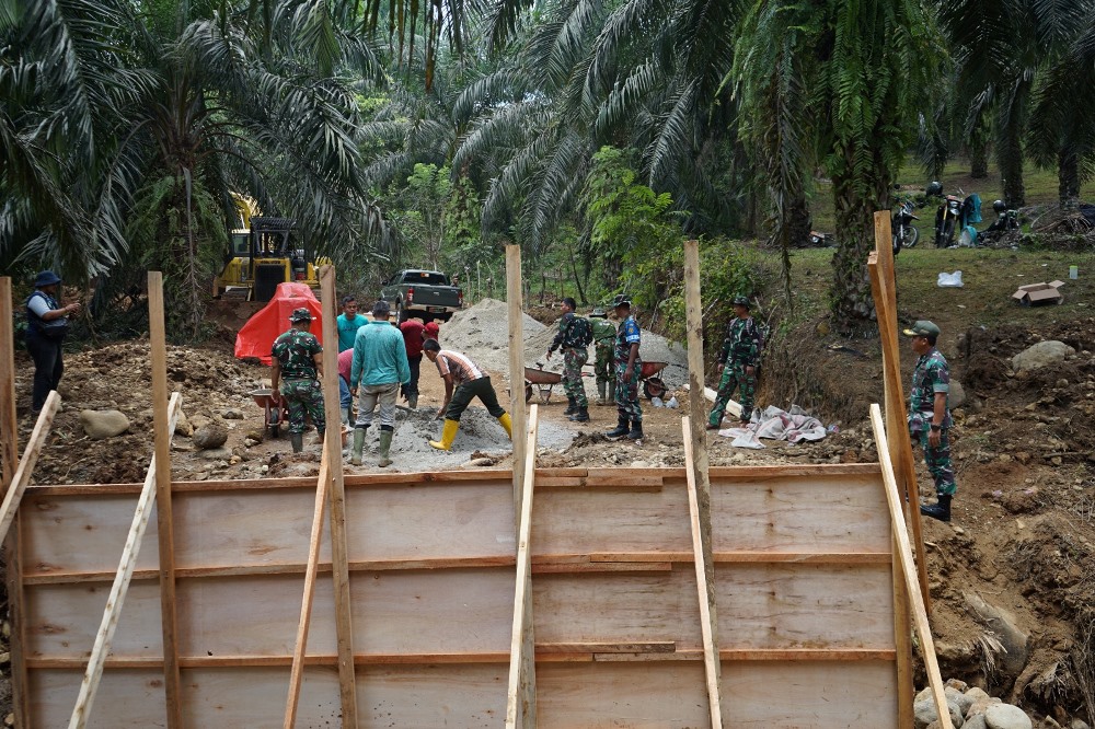 Dandim 0408 Bengkulu Selatan-Kaur Pantau Langsung Pembangunan Jembatan di Desa Kembang Ayun