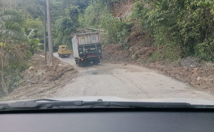 Longsor di Jalan Sepit Biawak Perbatasan Manna–Tanjung Sakti, Akses Sempat Tertutup