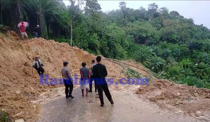 BREAKING NEWS: Tertimbun Longsor Jalan di Bengkulu Lumpuh Total