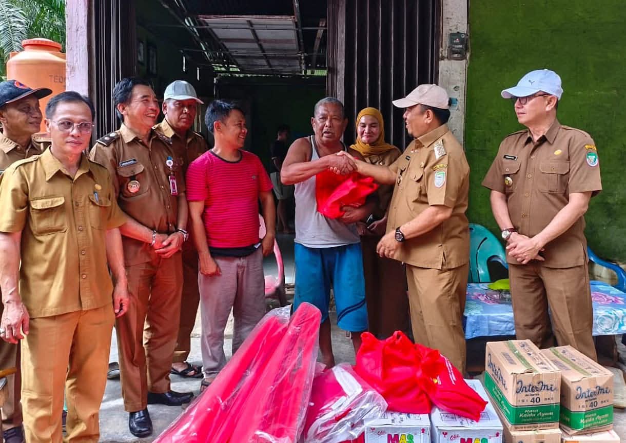 Pemkab Seluma Serahkan Bantuan Kepada Korban Banjir