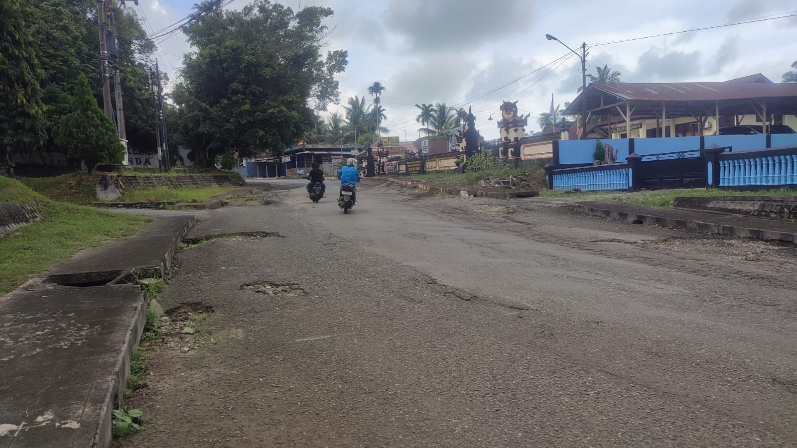 Bertahun-tahun Rusak, Jalan Depan Polsek Kota Manna Akhirnya Diperbaiki