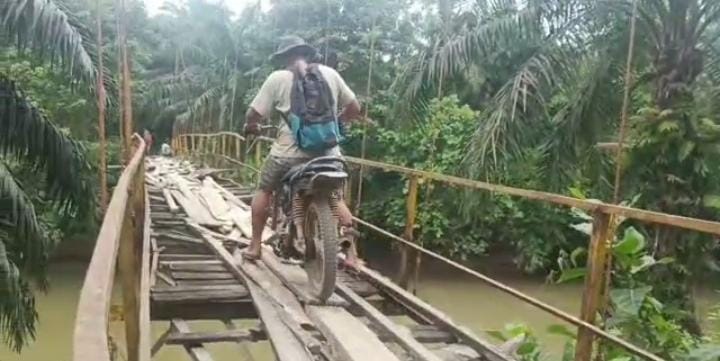 Lapor Pak...Jembatan Ataran Lebar Rusak Parah, Oki: Bukan Lagi Goyang-goyang, Tapi Sudah Mau Putus