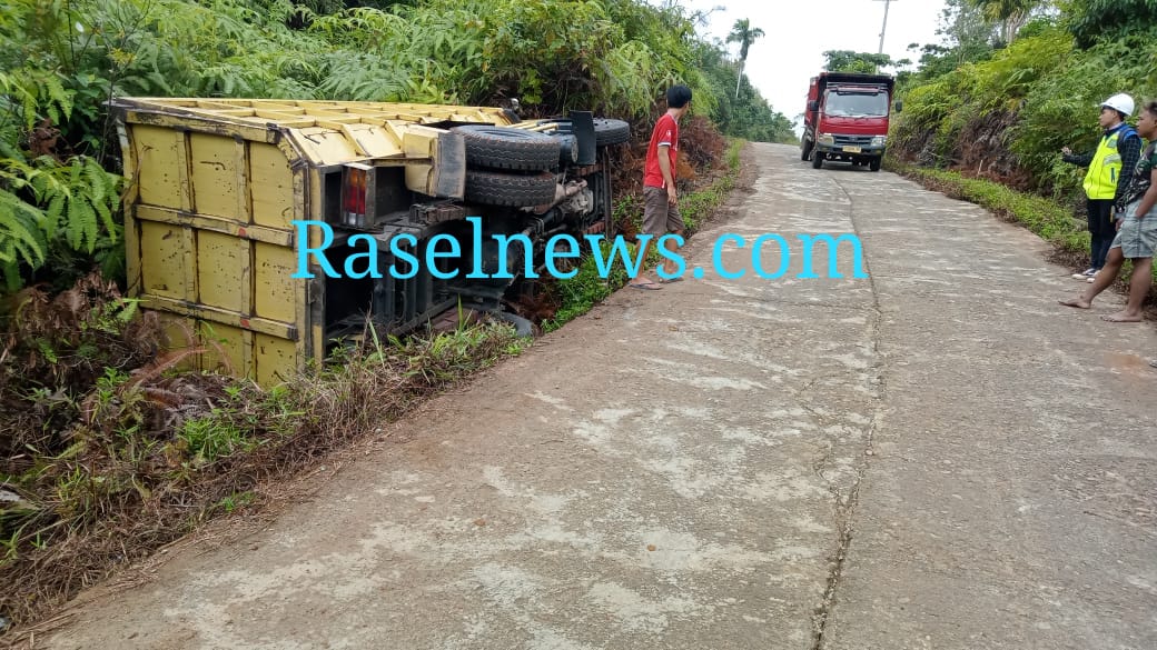 BREAKING NEWS: Dump Truck Bermuatan Material Proyek Inpres Terguling di Kaur