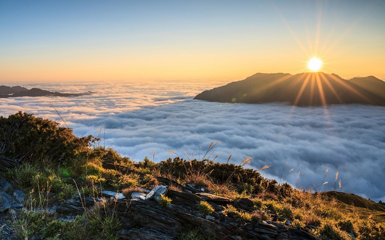 Fakta Unik Gunung Luhur Tempat Wisata di Indonesia, Berjuluk Negeri di Atas Awan, Antrean Pengunjung 7 KM