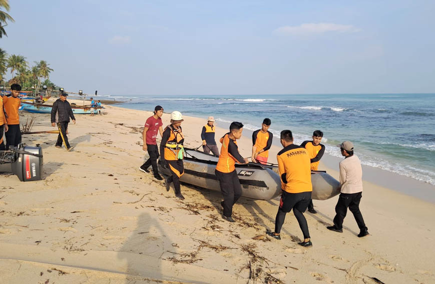 Pelajar SD Di Kaur Belum Juga Ditemukan,  Basarnas Hentikan Pencarian, Keluarga Minta Bantuan Nelayan