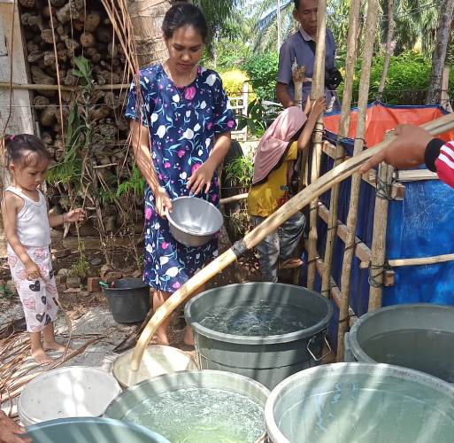 Kemarau, Pemerintah Desa Tanggo Raso Beli Air Untuk Masyarakat