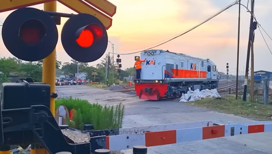 Menerobos Rel Kereta Api Terancam Kurungan dan Denda, Berikut Hukumannya