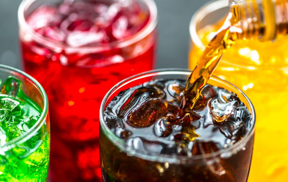 Segar tapi Penuh Risiko: Bahaya Kesehatan dari Minum Soda Terlalu Sering