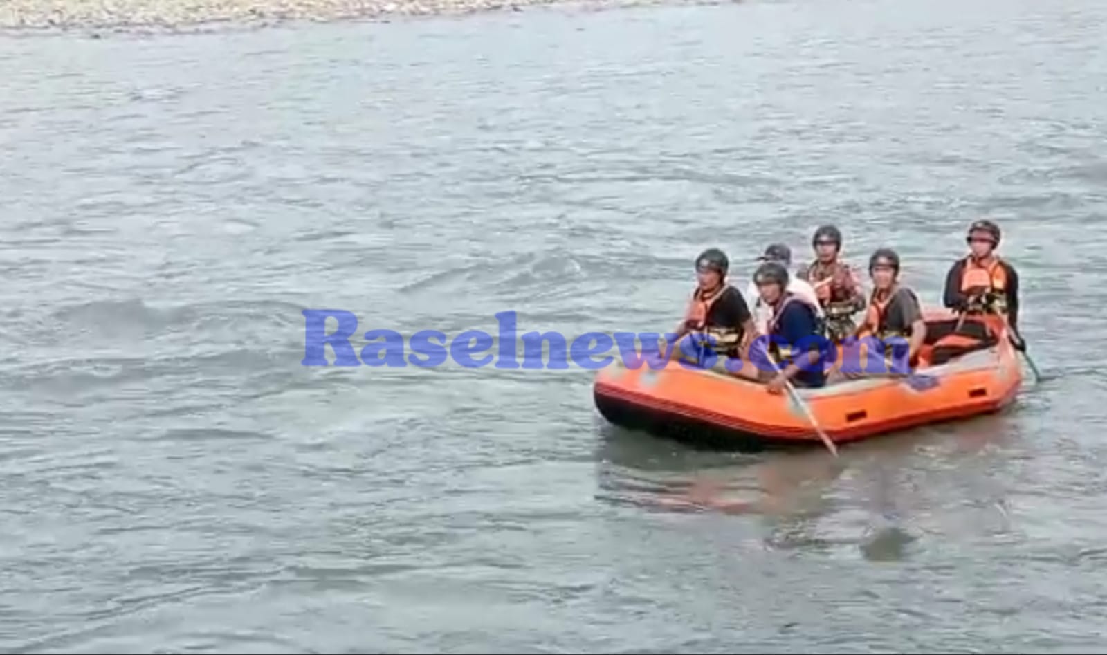 IRT yang Hanyut di Sungai Padang Guci Kaur Belum Ditemukan, BPBD Terjunkan Perahu Karet