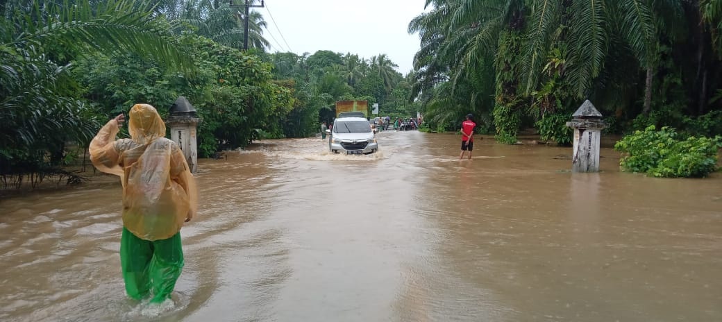 Hujan, Jalan Padang Pelasan di Seluma Terendam 