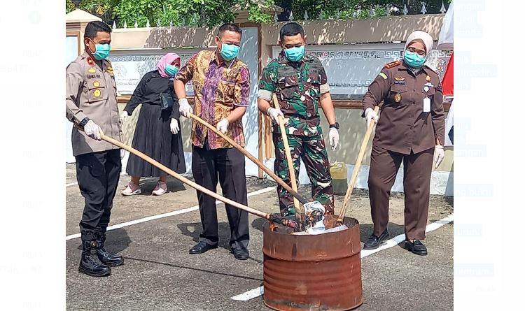 Kejari Bengkulu Selatan Musnahkan Barang Bukti, Pakaian Dalam Hingga Pil Samcodin Jadi Abu