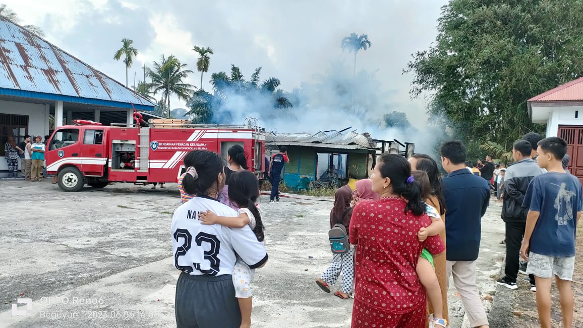 Diduga Korsleting Listrik, Rumah Penjaga Masjid di Bengkulu Selatan Ludes Terbakar