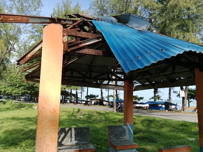 Miris, Mayoritas Gazebo Pantai Pasar Bawah Rusak Parah, Pengunjung Harus Waspada bangunan Bisa Saja Runtuh