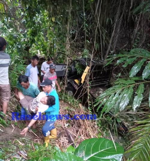 Breaking News: Mobil Carry Terjun Kejurang 