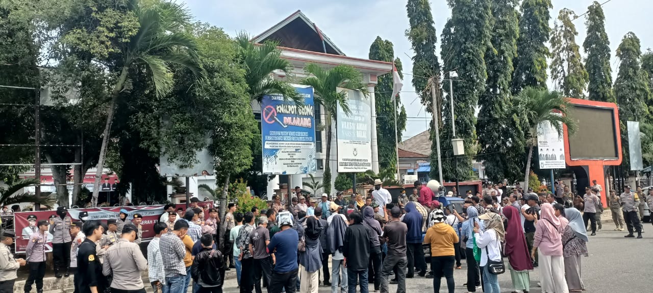 BREAKING NEWS: Gedung DPRD Bengkulu Selatan Diserbu Ratusan Massa