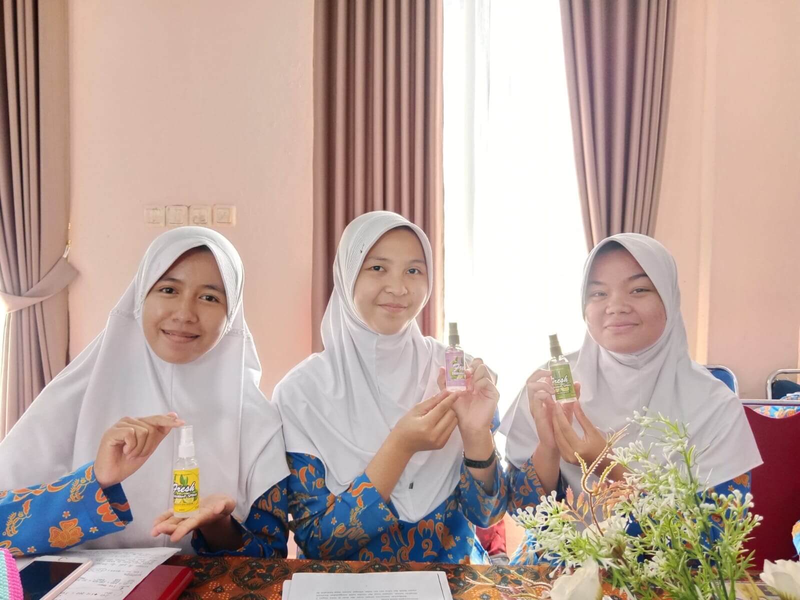 KEREN! Pelajar SMA di Bengkulu Selatan Ciptakan Deodorant dari Jeruk Purut