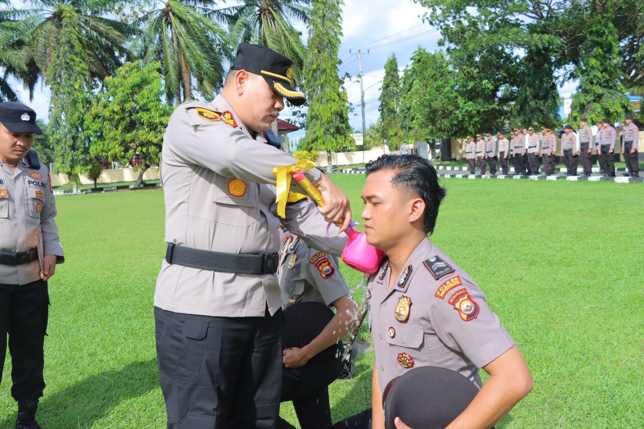 Kado Tahun Baru, 65 Anggota Polri di Polres Bengkulu Selatan dan Polres Kaur Naik Pangkat