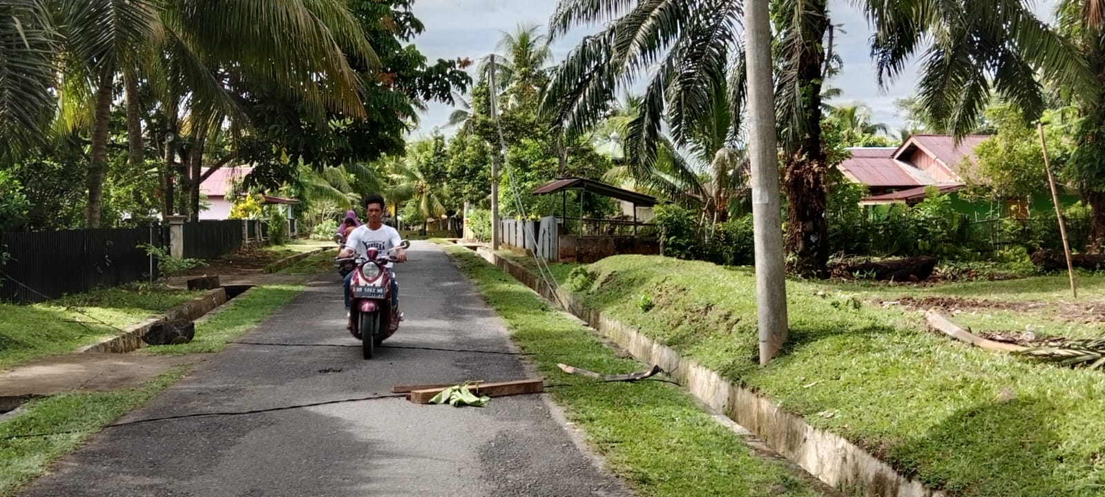 Awas, Kabel PLN Bertegangan Tinggi Terlepas di Desa Tanggo Raso