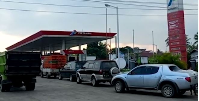 Kuota Solar di Bengkulu Dikurangi, Antrean Kendaraan di SPBU Mengular, Sopir Mengeluh