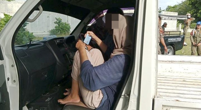 Berduaan Dalam Mobil di Tempat Sepi, Pintu Mobil Terkunci, Sepasang Remaja Diangkut Satpol PP
