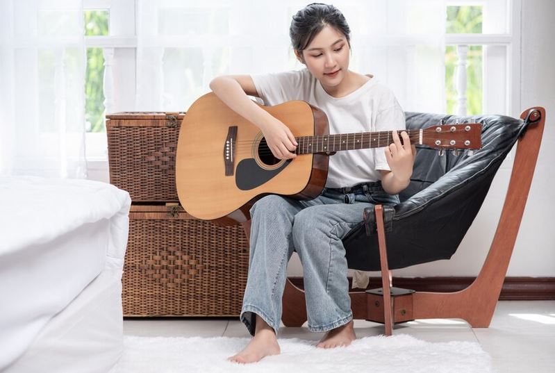 7 Rekomendasi Gitar Akustik Terbaik: Suara Mantap, Cocok untuk Profesional dan Pemula