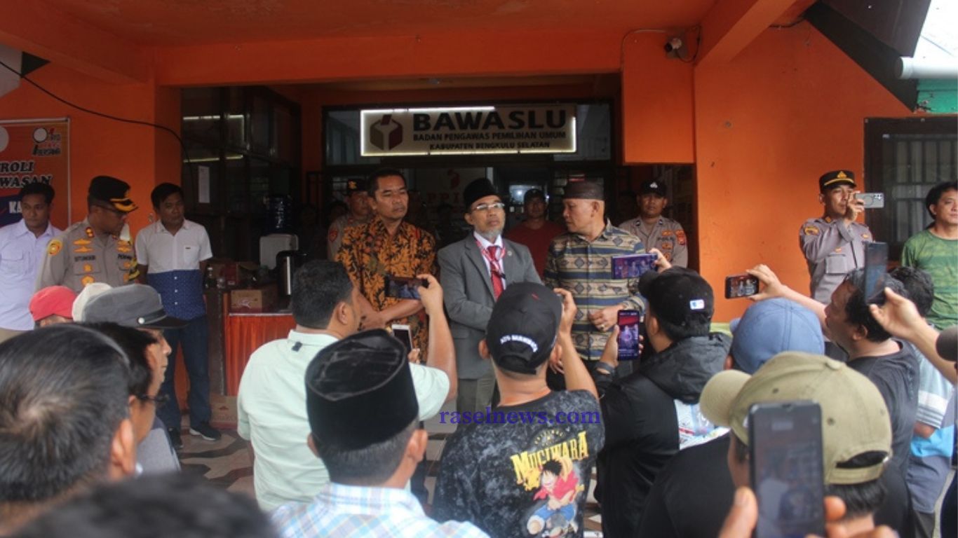 [FOTO] Bawaslu Bengkulu Selatan Menolak Permohonan Bakal Paslon Reskan Effendi-Faizal Mardianto