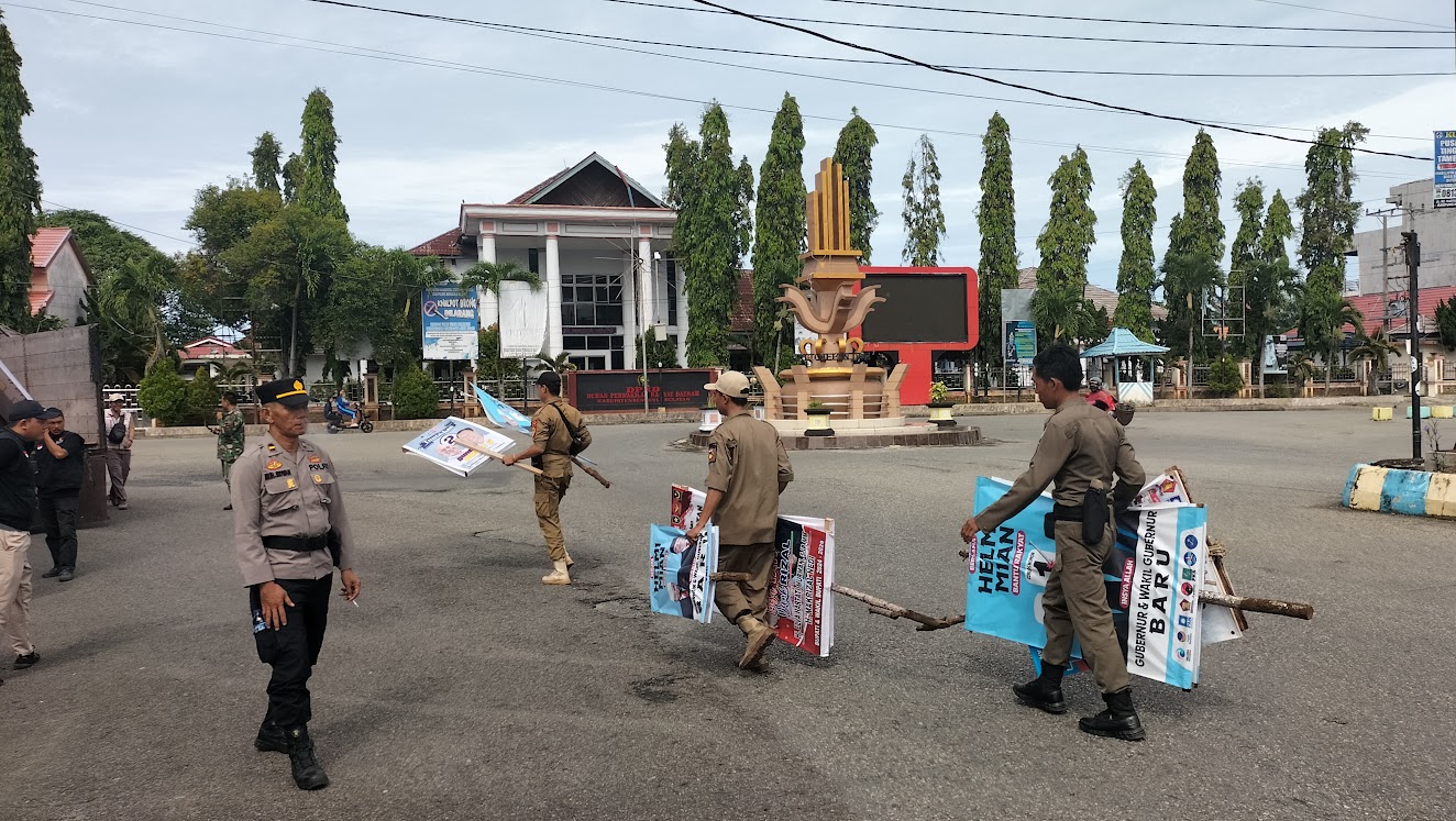 Hari Tenang, Ratusan APK Paslon Gubernur dan Bupati di Bengkulu Selatan Ditertibkan Bawaslu 