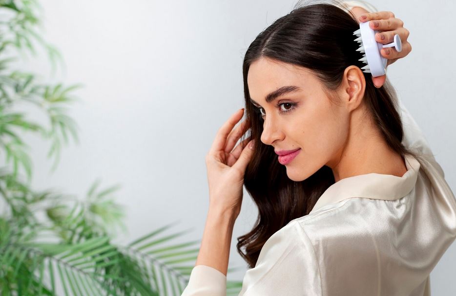 Rambut Kusut dan Mudah Patah? Ini Tips Perawatan di Rumah