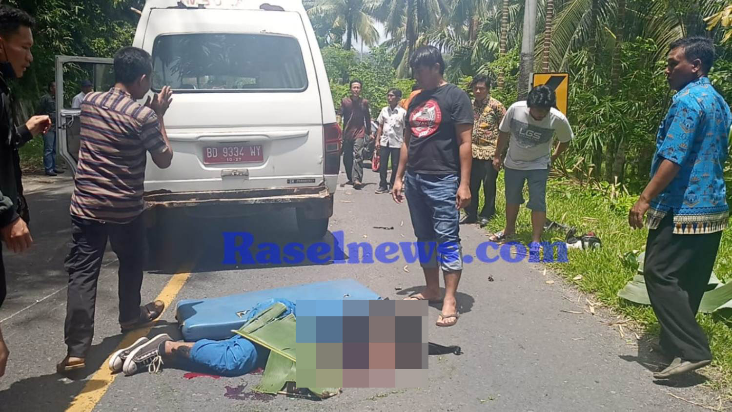 BREAKING NEWS: Motor Pelajar SMK 1 Kaur Terjatuh dan Menghantam Bus Krui Putra, 1 Tewas di TKP