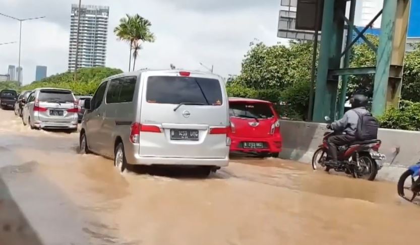 7 Cara Penanganan Mobil Terendam Banjir, Mudah dan Aman!