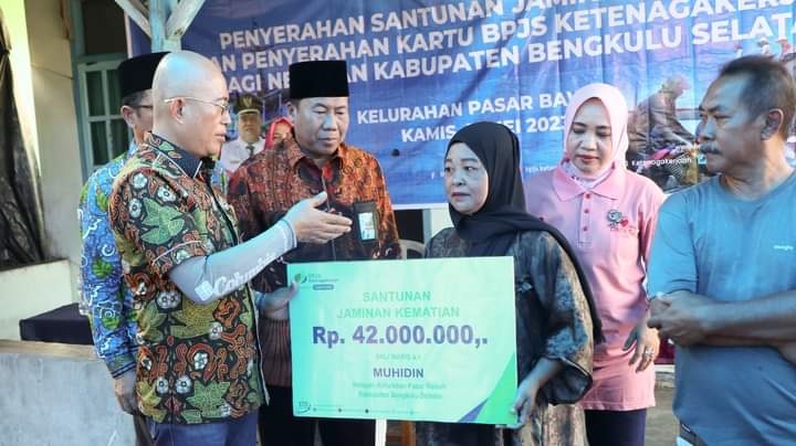 Bupati Bengkulu Selatan Gusnan Mulyadi Serahkan Santunan BPJS Pada Ahli Waris Nelayan Pasar Bawah