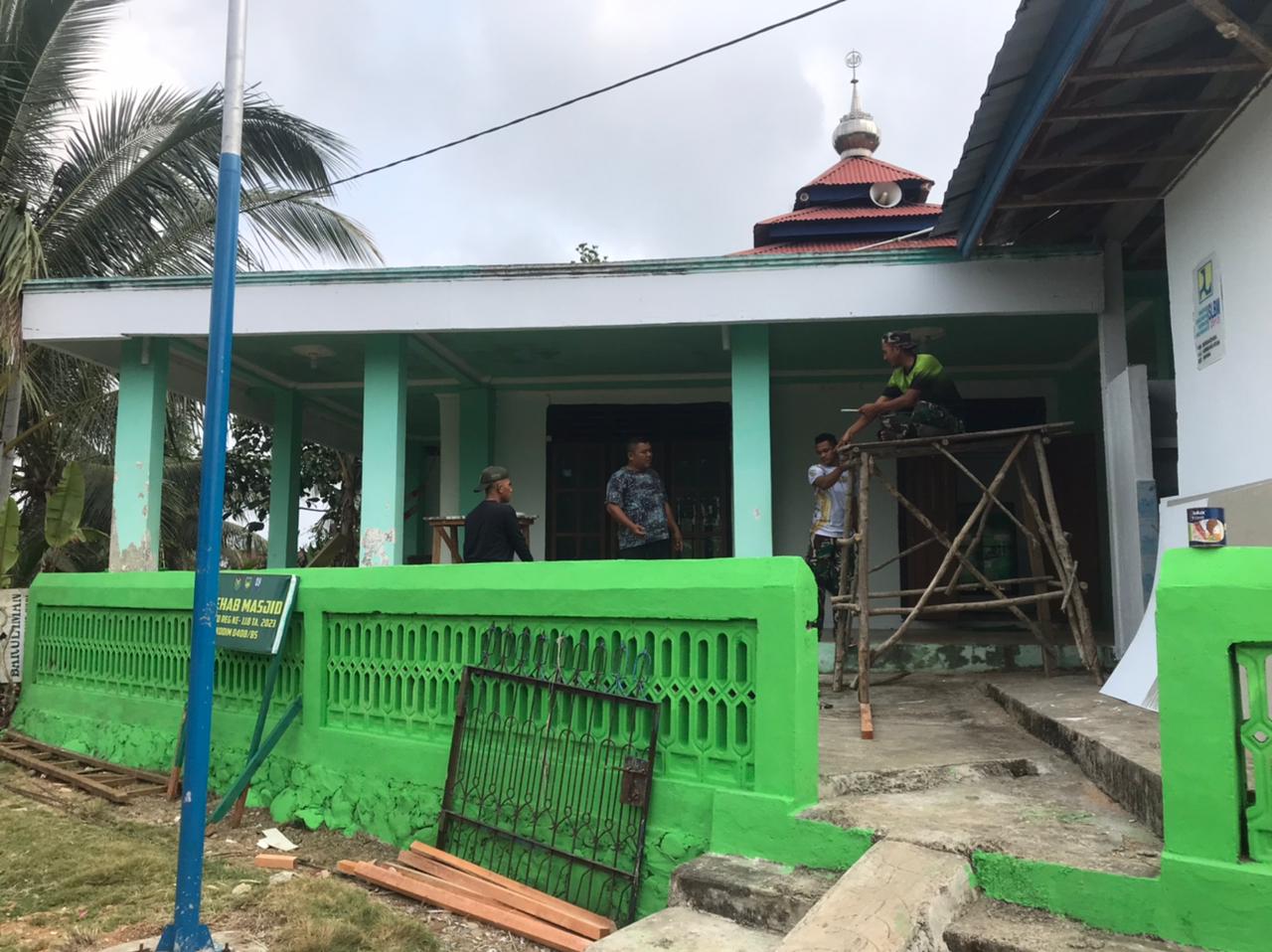 Satgas TMMD Bengkulu Selatan dan Warga Kompak Mengecat Masjid di Desa Kembang Ayun