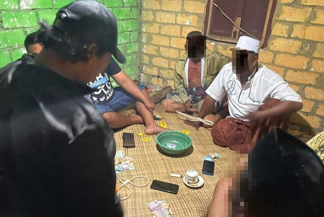 Polisi Gerebek Lapak Judi QQ, Oknum Kades di Bengkulu Utara Kabur 