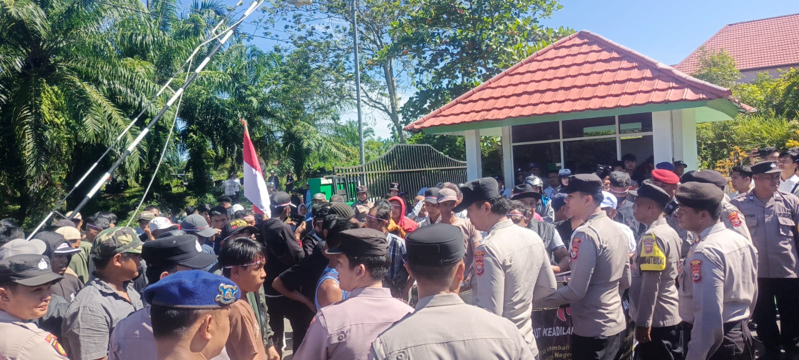 Masyarakat Muara Sahung Kembali Demo PN Bintuhan dan DPRD Kaur, Ini Tuntutannya