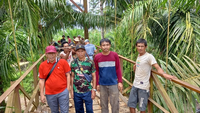 Holman Ikut Gotong Royong Perbaiki Jembatan, Siap Perjuangkan Anggaran Rehab 