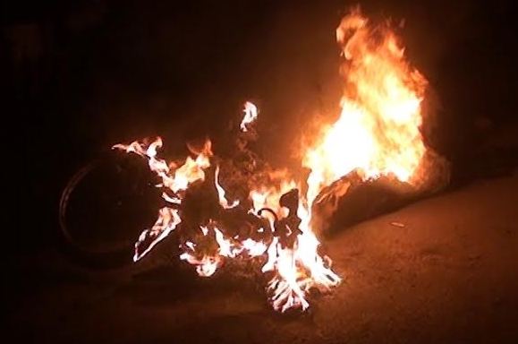 Kelapa Sawitnya Dipanen Pencuri, Warga Seluma Marah, 2 Sepeda Motor Pelaku Dibakar